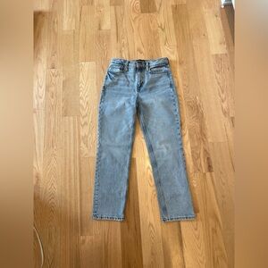 Women’s Banana Republic high-rise straight jean-medium wash in size 27.